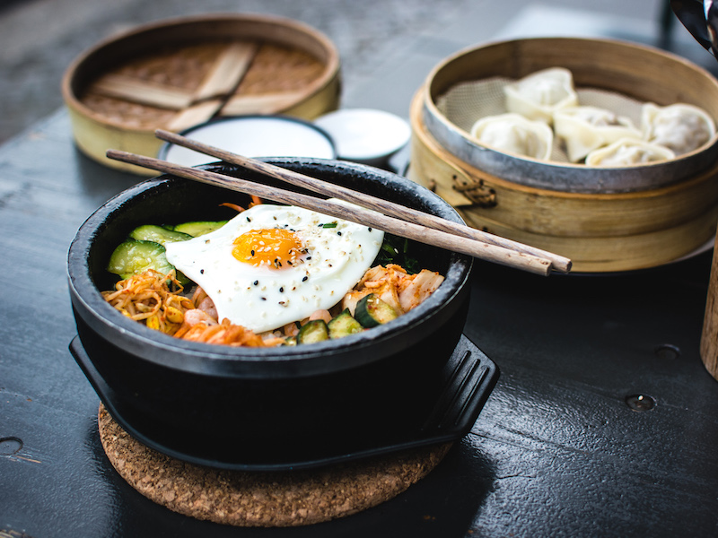 Bibimbap koreano com ovos e legumes