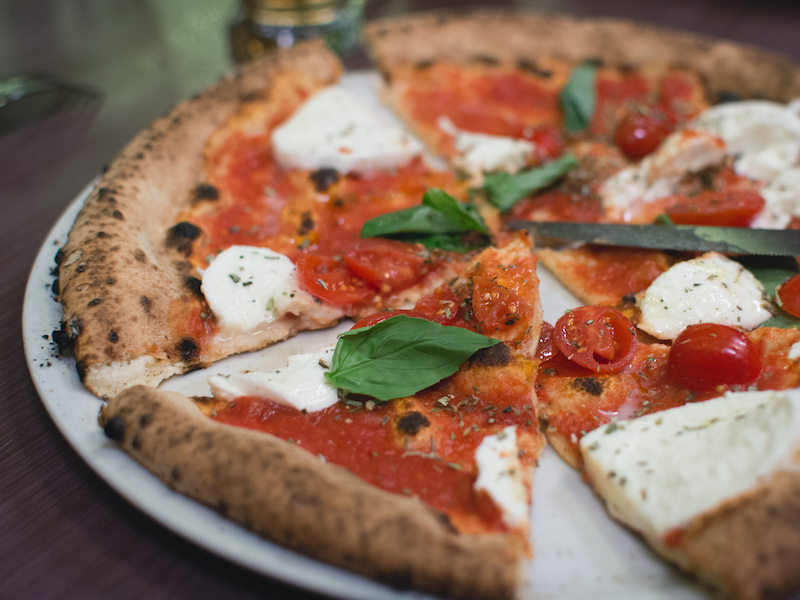 Pizza italiana simples, com cereja e tomates